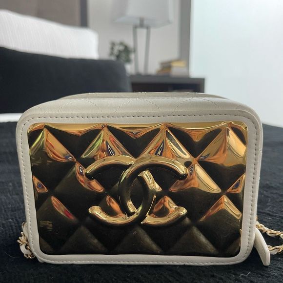 Chanel handbag.  - Picture 2 of 6